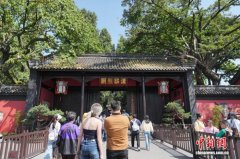 清明假期：成都武侯祠游人如织